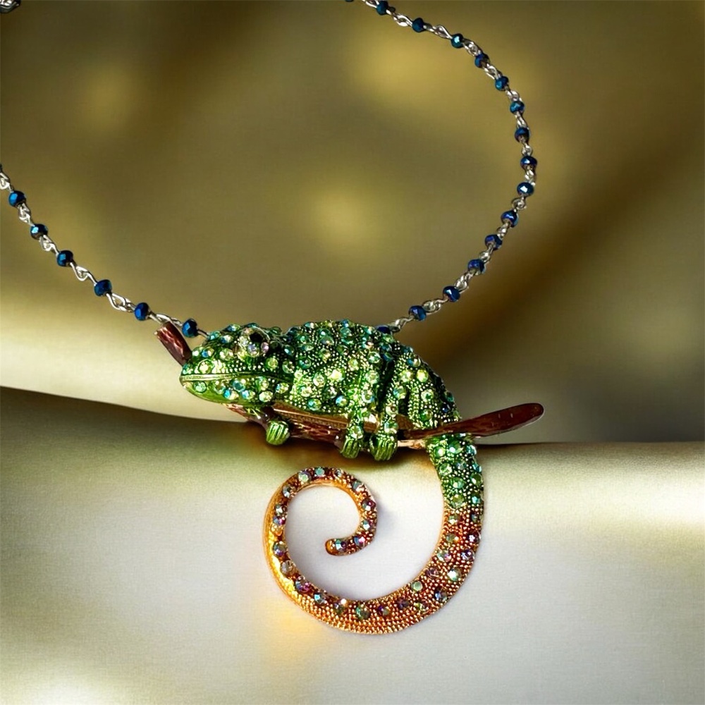 Cool, large chameleon, bright colors, rhinestones on rosary type chain NWOT - Picture 4 of 7
